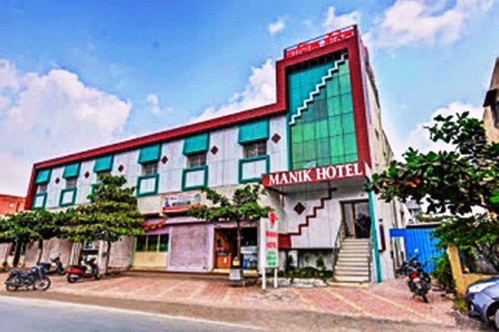 Exterior of Hotel Manik