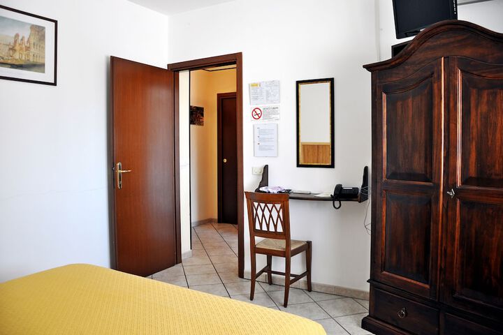 Room 4 of 38
