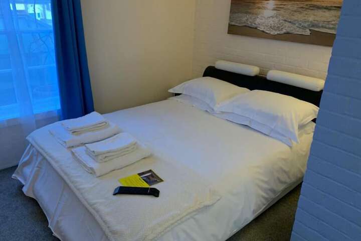 Room 4 of 7