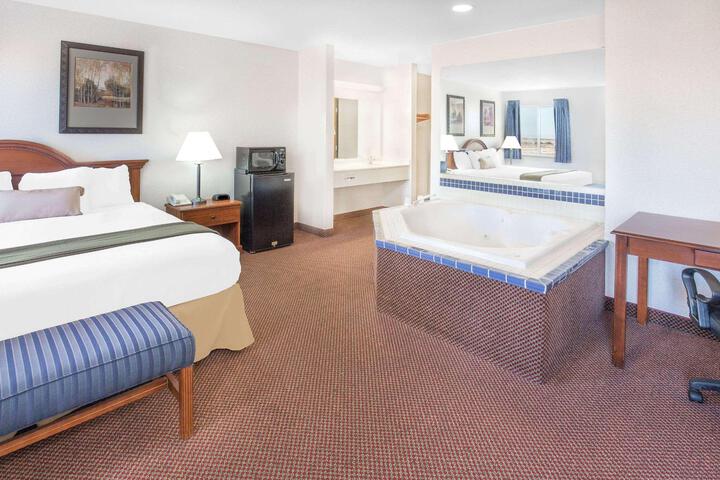 1 King Bed (15 of 18)
