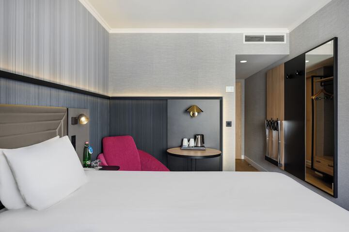 Room 10 of 42