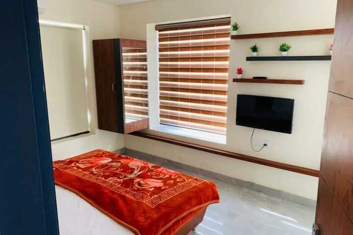 Room 4 of 8