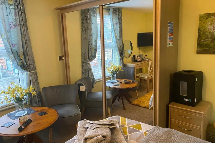 Room 5 of 10
