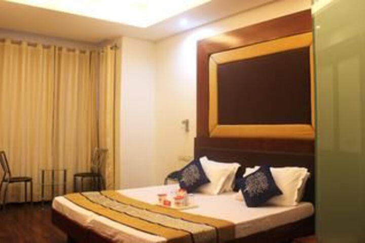 Room 9 of 15