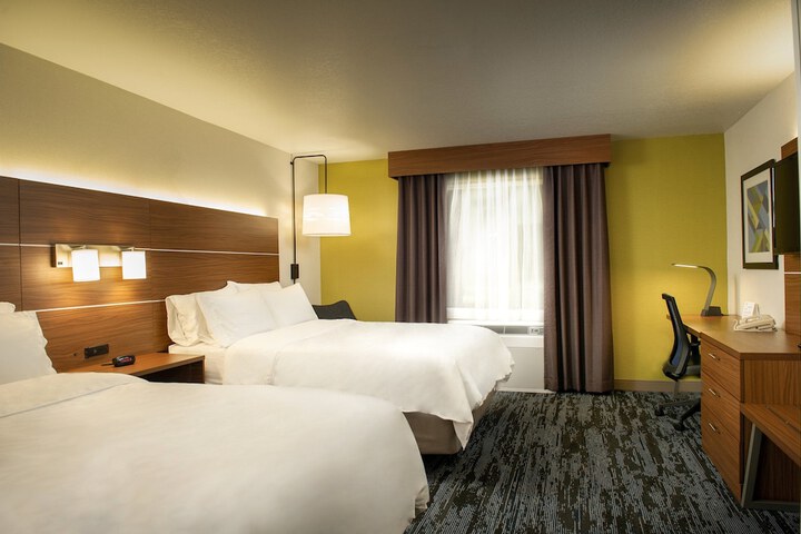 2 Queen Beds Wheelchair Accessible (1 of 6)