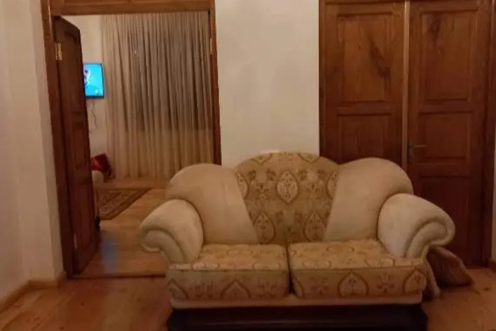 Room 5 of 9