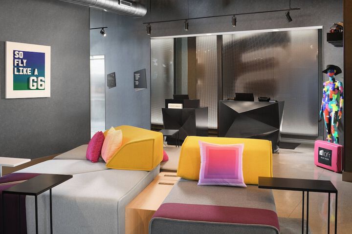 Lobby lounge