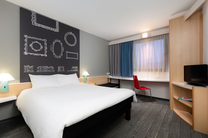 Room 9 of 32