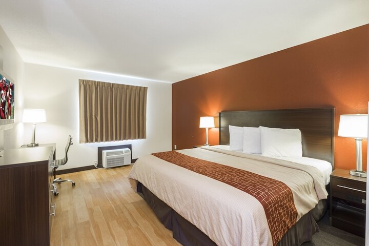 Deluxe King Bed (1 of 14)