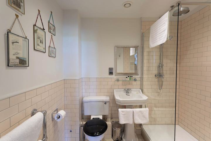 Room 14 of 18