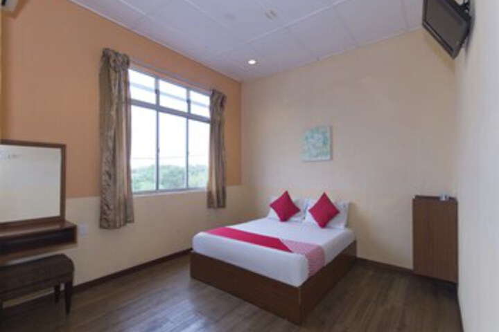 OYO 415 Straits Settlement Inn