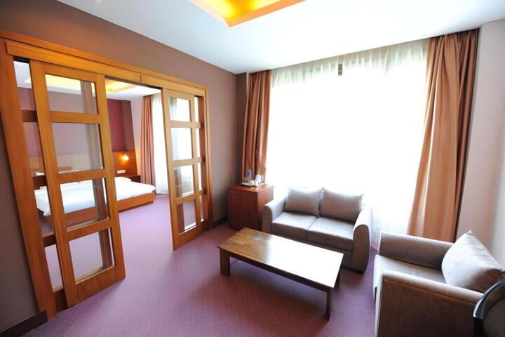 Hotel Suite Photo