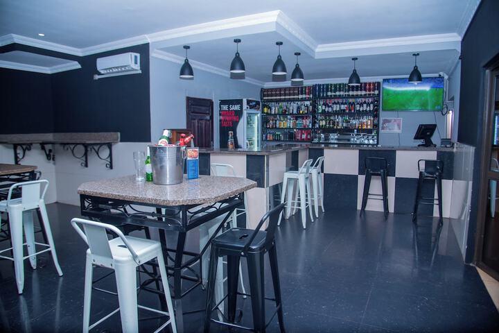 Lounge 18 of 27