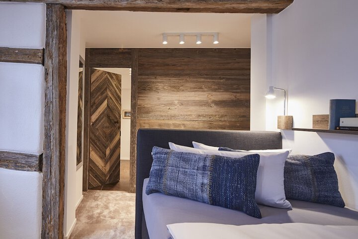 Room 10 of 32