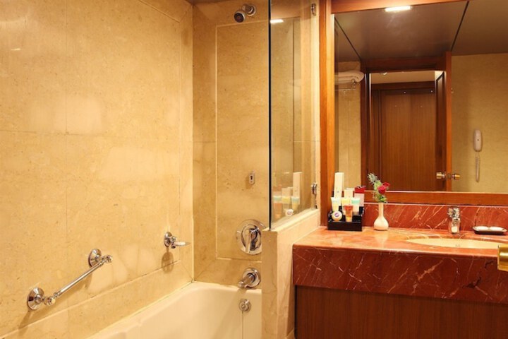 Room 15 of 37