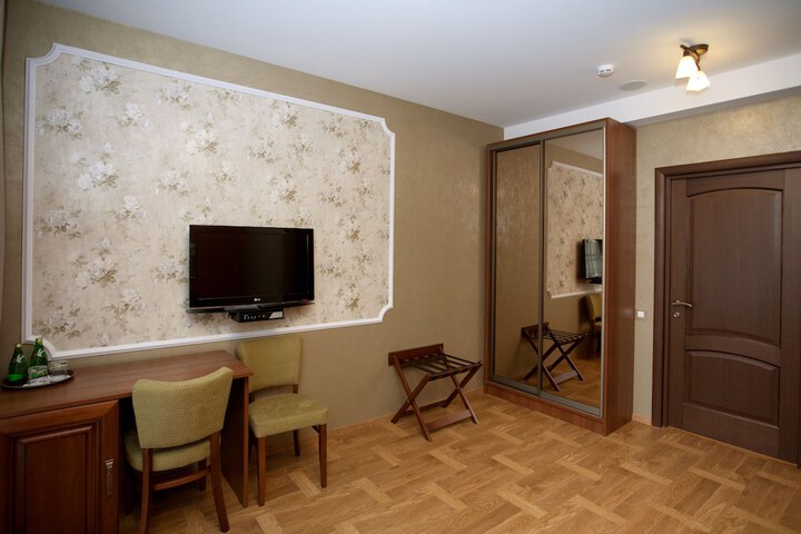 Room 11 of 34