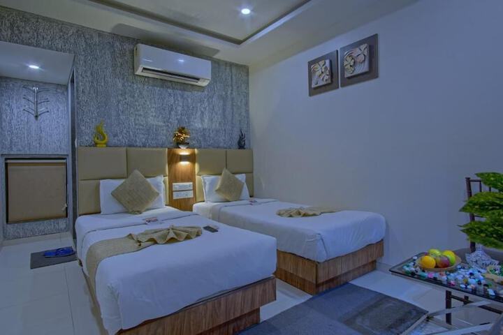 Room 5 of 12