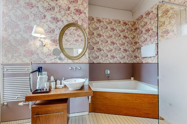 Room 27 of 60