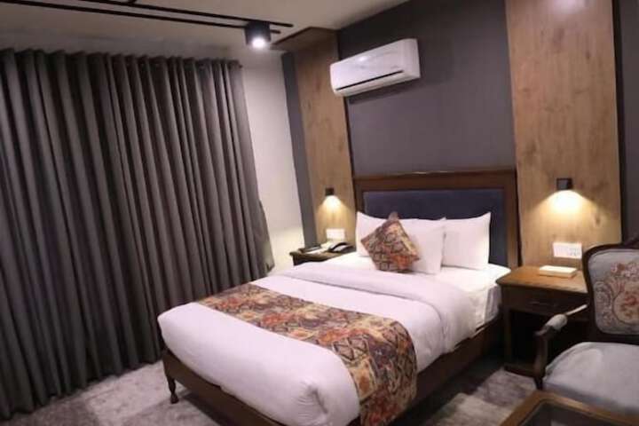 Room 6 of 52