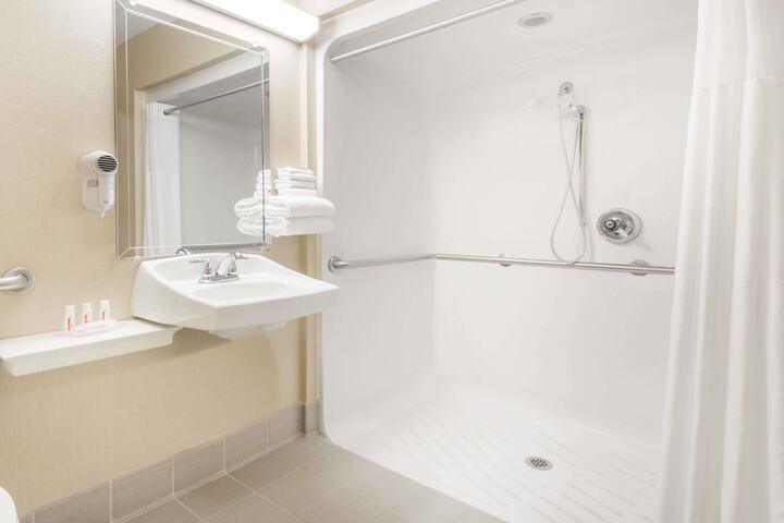 1 Double Bed Accessible (4 of 13)
