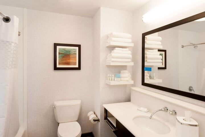 2 Queen Beds Mobility Accessible with Tub (4 of 11)