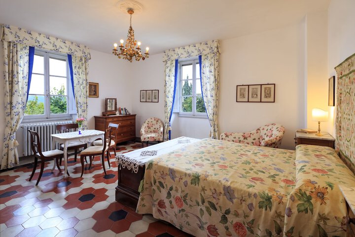 Room 2 of 32