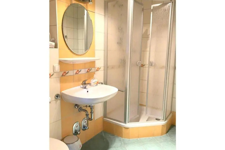 Room 7 of 12