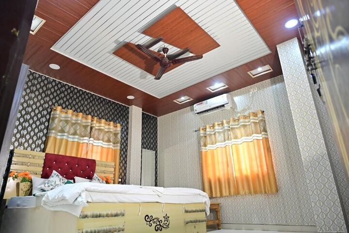 Room 5 of 12