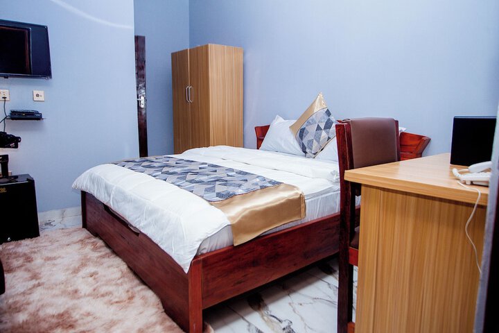 Room 5 of 13