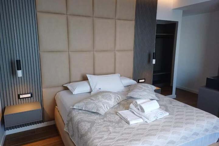Room 8 of 109