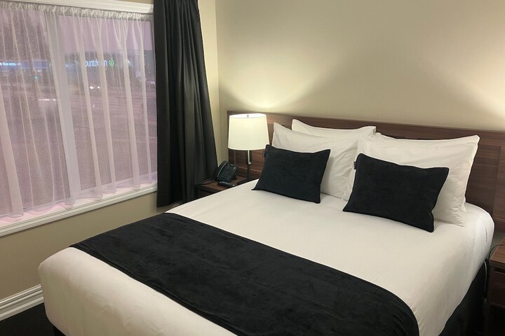 Room 3 of 104