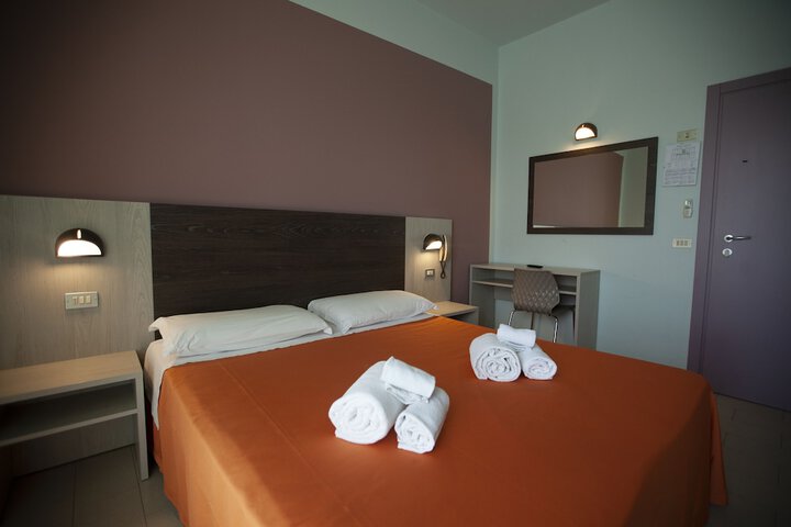 Room 6 of 34