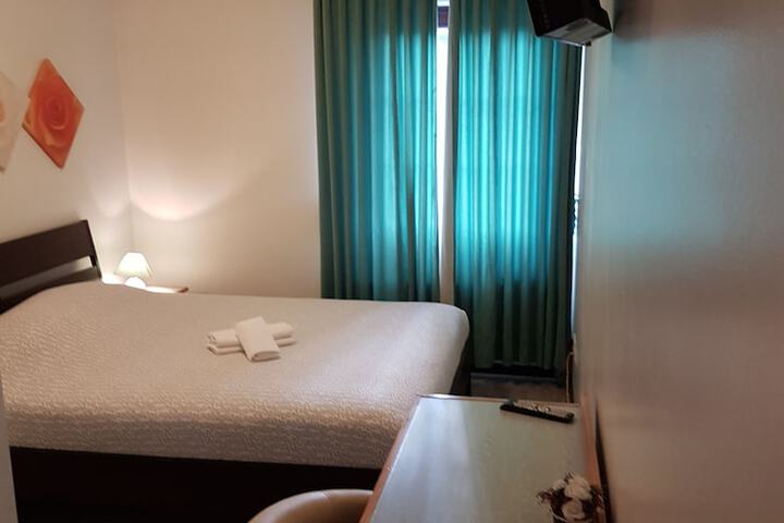 Room 8 of 33