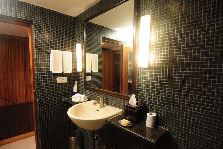 Room 27 of 40