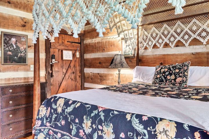 Snug Hug Queen Suite with Fireplace (100 of 131)