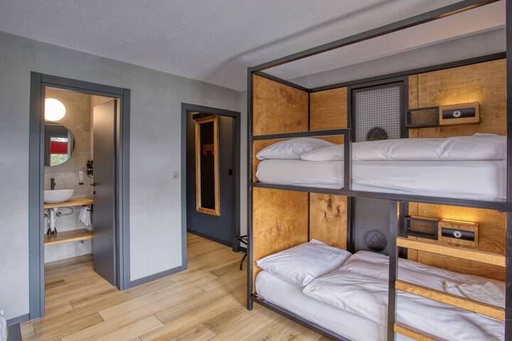 Room 10 of 27