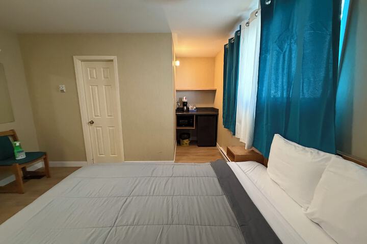 Room 4 of 18