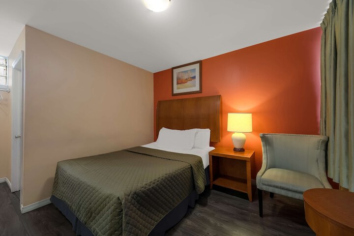 1 Queen Bed (1 of 4)