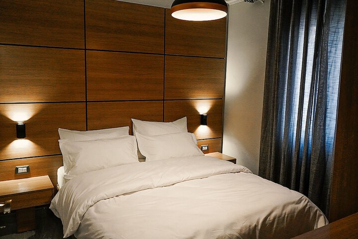 Room 9 of 32