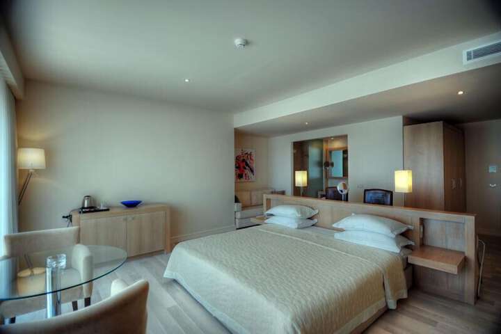 Room 15 of 32