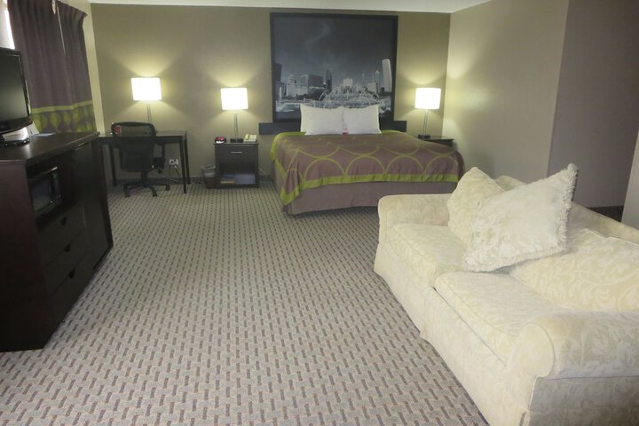 1 King Bed (5 of 11)