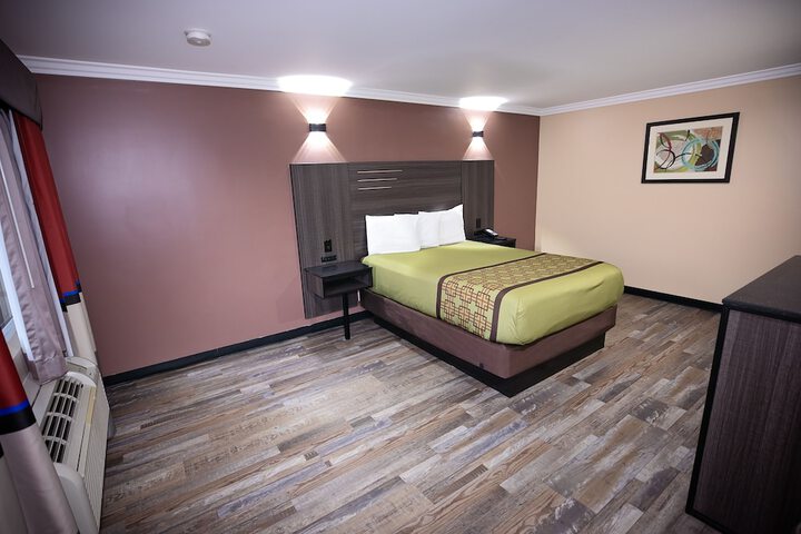 1 Queen Bed (11 of 19)