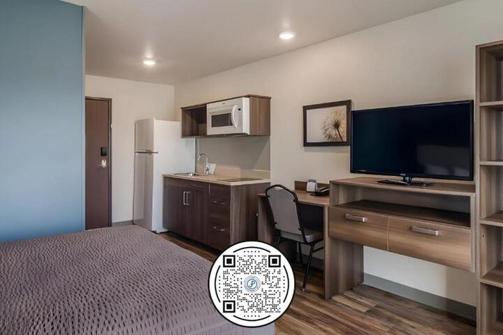 1 Queen Bed Suite (1 of 2)