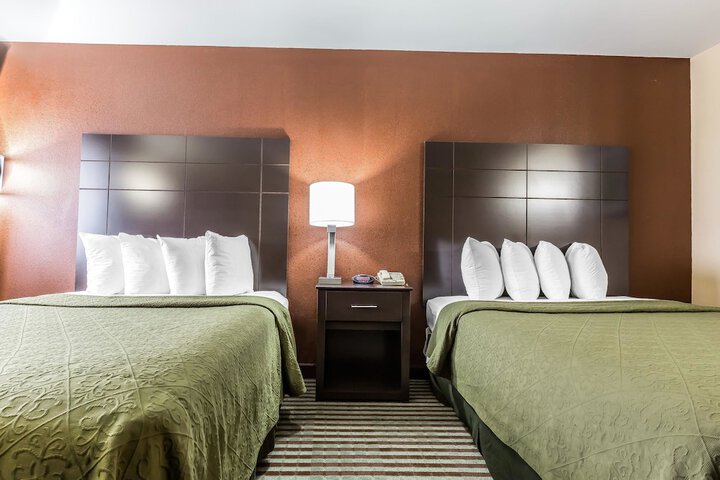 1 Queen Bed (10 of 12)