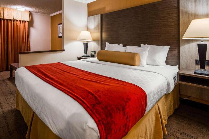 1 King Bed Sofa Bed Microwave and Refrigerator WiFi Shower Only Full Breakfast (9 of 11)