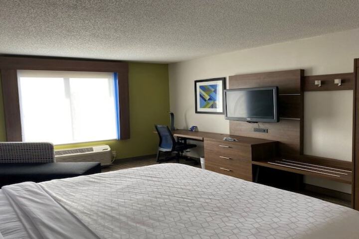 Standard King Bed Accessible (2 of 9)