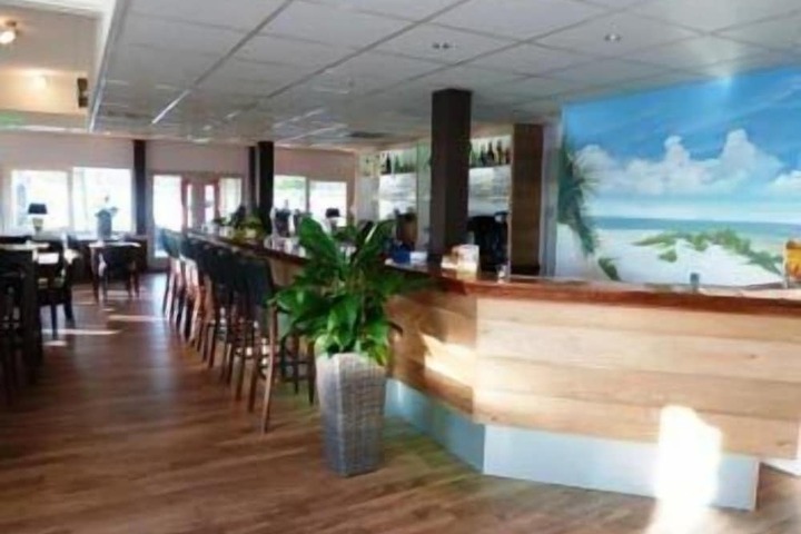 Lounge 33 of 49