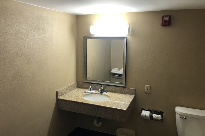 1 Double Bed Accessible (18 of 20)
