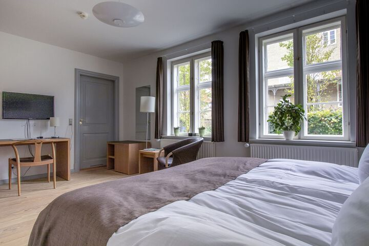 Room 2 of 62