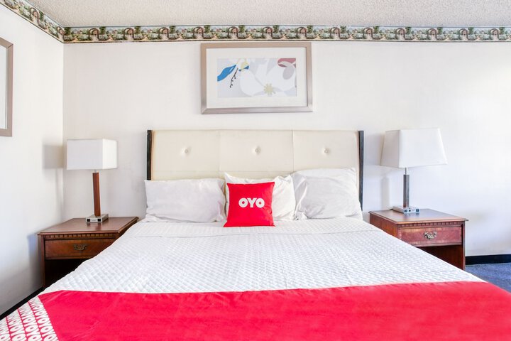 1 King Bed (2 of 6)